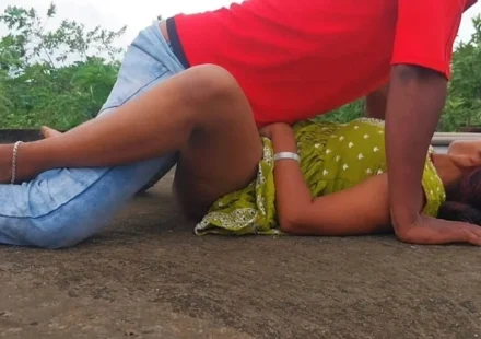 Padosan Ki Chudai Kahani - टीना भाभी ने छत पर बुलाकर बुझाई अपनी चूत की आग